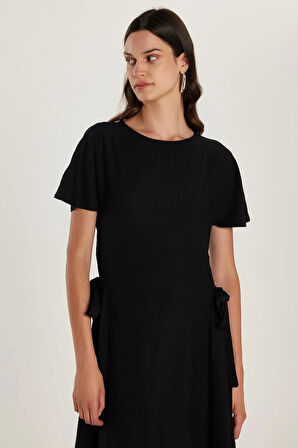 Kadın Standart Fit Yandan Fiyonk Bağlama Detaylı Kısa Kollu Bisiklet Yaka Siyah Midi Boy Elbise