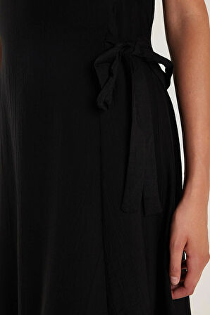 Kadın Standart Fit Yandan Fiyonk Bağlama Detaylı Kısa Kollu Bisiklet Yaka Siyah Midi Boy Elbise