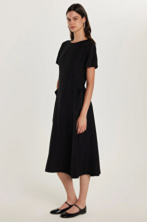 Kadın Standart Fit Yandan Fiyonk Bağlama Detaylı Kısa Kollu Bisiklet Yaka Siyah Midi Boy Elbise