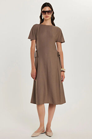 Kadın Standart Fit Yandan Fiyonk Bağlama Detaylı Kısa Kollu Bisiklet Yaka Füme Midi Boy Elbise