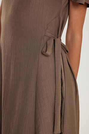 Kadın Standart Fit Yandan Fiyonk Bağlama Detaylı Kısa Kollu Bisiklet Yaka Füme Midi Boy Elbise