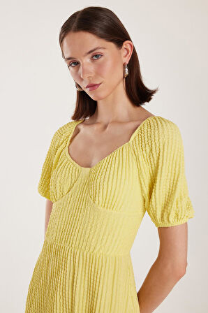 Kadın Standart Fit Normal Kesim Sırt Bağlama Detaylı U Yaka Midi Sarı Elbise