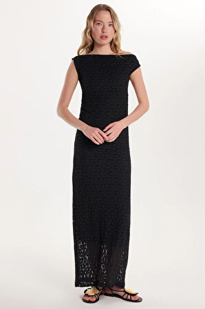 Kadın Standart Fit Omzu Açık Kayık Yaka Dantel Desenli Siyah Elbise