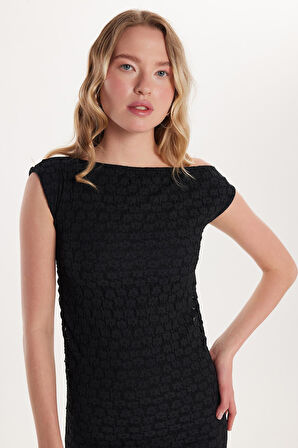 Kadın Standart Fit Omzu Açık Kayık Yaka Dantel Desenli Siyah Elbise