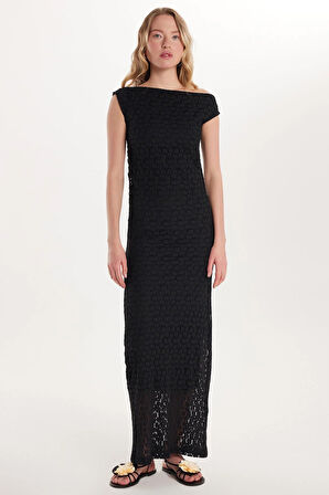 Kadın Standart Fit Omzu Açık Kayık Yaka Dantel Desenli Siyah Elbise