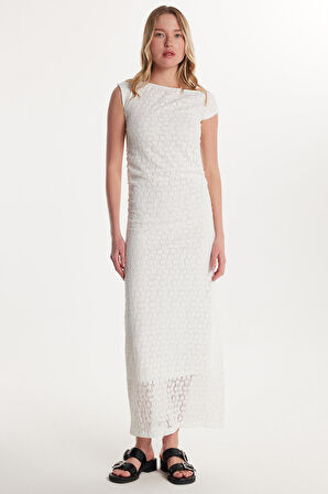 Kadın Standart Fit Omzu Açık Kayık Yaka Dantel Desenli Ekru Elbise