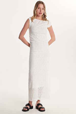 Kadın Standart Fit Omzu Açık Kayık Yaka Dantel Desenli Ekru Elbise