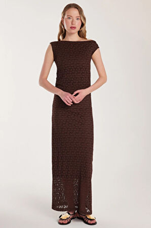Kadın Standart Fit Omzu Açık Kayık Yaka Dantel Desenli Kahverengi Elbise