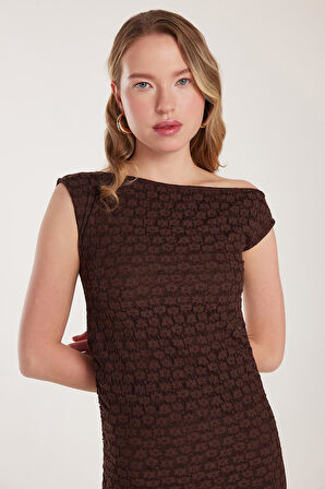 Kadın Standart Fit Omzu Açık Kayık Yaka Dantel Desenli Kahverengi Elbise