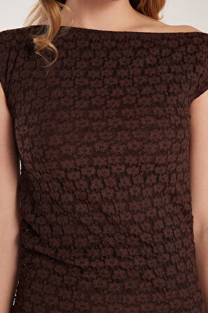 Kadın Standart Fit Omzu Açık Kayık Yaka Dantel Desenli Kahverengi Elbise