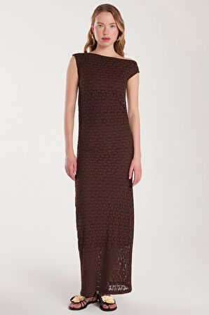 Kadın Standart Fit Omzu Açık Kayık Yaka Dantel Desenli Kahverengi Elbise