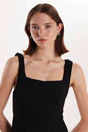 Kadın Standart Fit Kısa Kollu Kare Yaka Yırtmaçlı Siyah Elbise