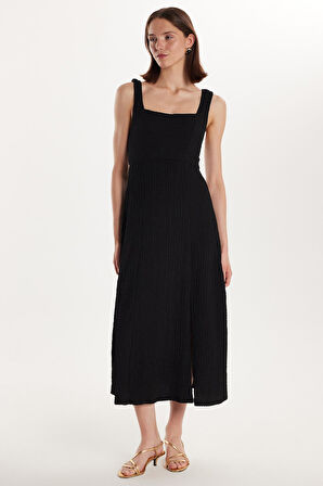 Kadın Standart Fit Kısa Kollu Kare Yaka Yırtmaçlı Siyah Elbise