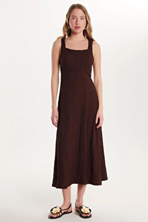 Kadın Standart Fit Kısa Kollu Kare Yaka Yırtmaçlı Kahverengi Elbise