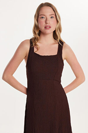 Kadın Standart Fit Kısa Kollu Kare Yaka Yırtmaçlı Kahverengi Elbise