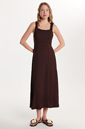 Kadın Standart Fit Kısa Kollu Kare Yaka Yırtmaçlı Kahverengi Elbise