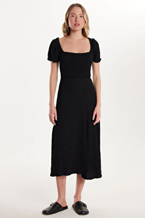 Kadın Standart Fit Kısa Kollu Lastikli Kare Yaka Yırtmaçlı Siyah Elbise