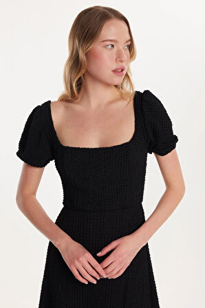 Kadın Standart Fit Kısa Kollu Lastikli Kare Yaka Yırtmaçlı Siyah Elbise