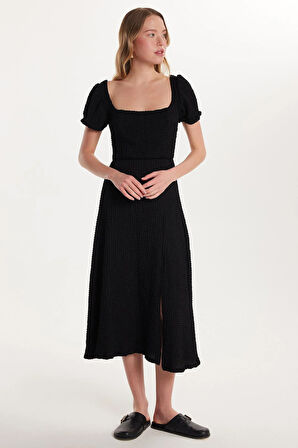 Kadın Standart Fit Kısa Kollu Lastikli Kare Yaka Yırtmaçlı Siyah Elbise