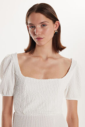 Kadın Standart Fit Kısa Kollu Lastikli Kare Yaka Yırtmaçlı Ekru Elbise