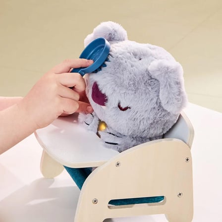 Care Pets İnteraktif Peluş Bebek Koala Oyuncak Seti | Işıklı, Sesli ve Ahşap Aksesuarlı Eğitici Oyun Seti