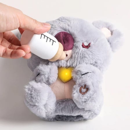 Care Pets İnteraktif Peluş Bebek Koala Oyuncak Seti | Işıklı, Sesli ve Ahşap Aksesuarlı Eğitici Oyun Seti