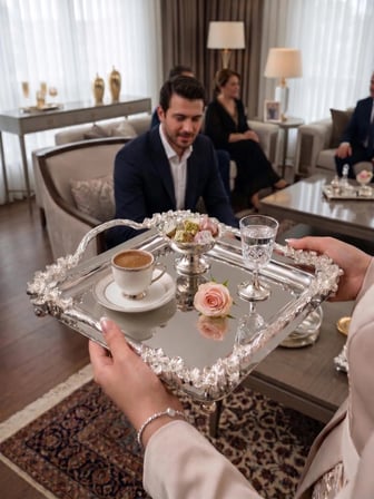 Sora Kare Aynalı Söz Nişan ve Kız İsteme Tepsisi - Gümüş Renk Çiçek Motifli Sunum Tepsisi