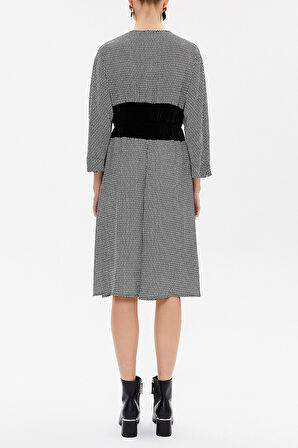 Desenli V yaka kadife kumaş kombinli midi  elbise 92485 | M