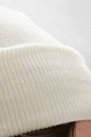 LABEL BEANIE OFF-WHITE