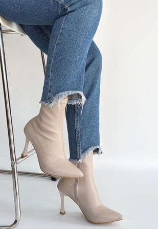 Yıldızdan Bej Streçli Fermuarlı Jurdan Taban Kadın Topuklu Bot