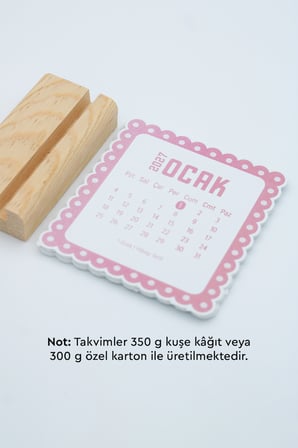Ahşap Standlı Dalgalı Kesim Pembe Puantiyeli 2027 Masaüstü Takvimi 8,5x9,5 Cm - Estetik Yeni Yıl Hediyesi Çok Renkli