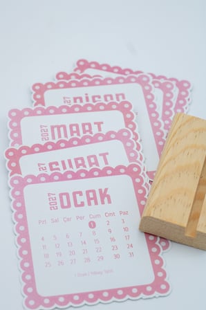 Ahşap Standlı Dalgalı Kesim Pembe Puantiyeli 2027 Masaüstü Takvimi 8,5x9,5 Cm - Estetik Yeni Yıl Hediyesi Çok Renkli