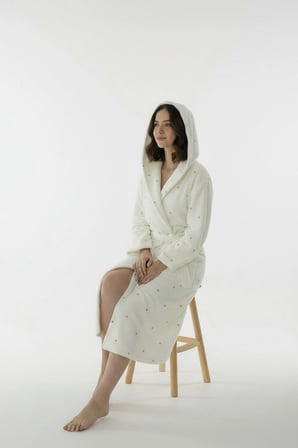 Kadife  Pamuk Kapüşonlu Oversize Kadın Bornoz – Beyaz Kalp Nakışlı Banyo Plaj Sauna Havuz Bornozu