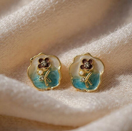 Altın Rengi Çiçek Motifli Şık Küpe