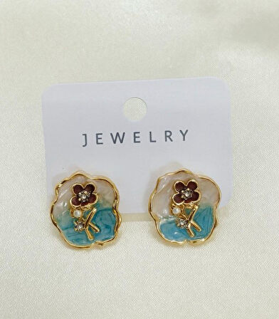 Altın Rengi Çiçek Motifli Şık Küpe