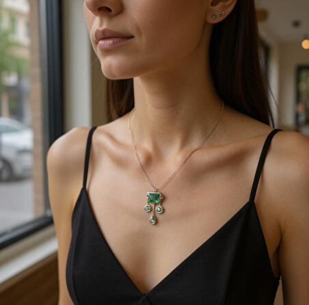 Altın Renkli Yeşil Taşlı Zarif Kolye