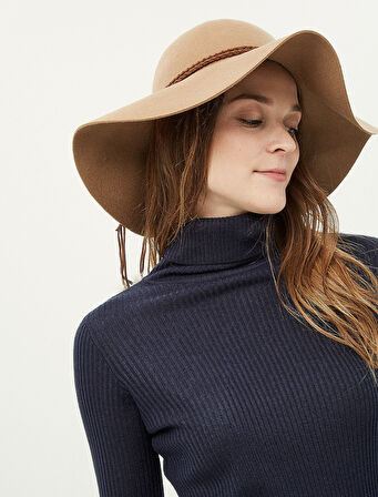 Tüy Detaylı Şapka