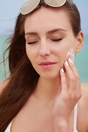 Aydınlatıcı, Leke Karşıtı, Yüksek Korumalı Güneş Kremi SPF 50+ PA++++ 100 ML