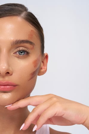 Kuatra Warm Honey Natural-Mineral Stick Concealer & BB | SPF 50+ PA++++ | Çok Amaçlı Nemlendirici, Leke Karşıtı, Vitamin C, Renkli Bakım