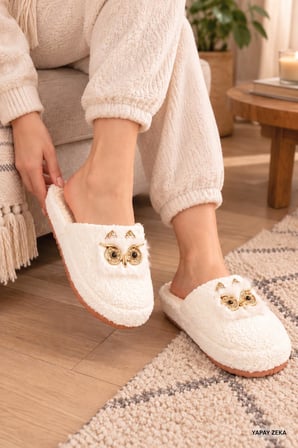 Kadın Peluş Ev Terliği – Yumuşak, Rahat, Sıcak Tutan Şık Ev İçi Terlik