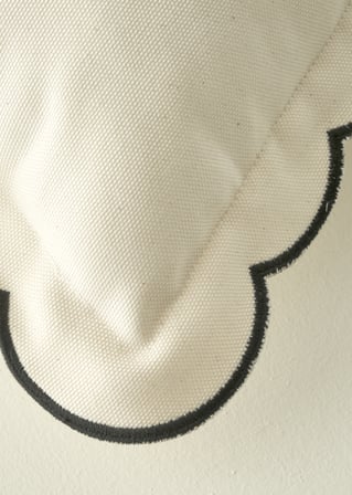 Scallop Kenar Kırlent Kılıfı Siyah (43x43 cm)