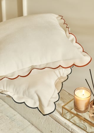 Scallop Kenar Kırlent Kılıfı Siyah (43x43 cm)