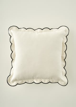 Scallop Kenar Kırlent Kılıfı Siyah (43x43 cm)