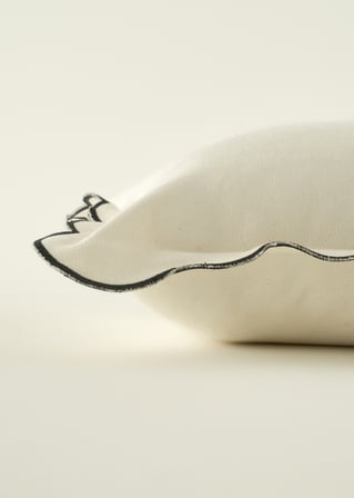 Scallop Kenar Kırlent Kılıfı Siyah (43x43 cm)