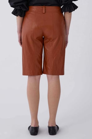Deri Görünümlü Bermuda Taba Pantolon   Taba