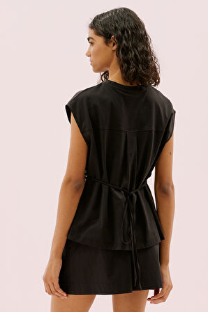 Yanları Yırtmaç Detaylı Baskılı Kolsuz T-shirt Siyah