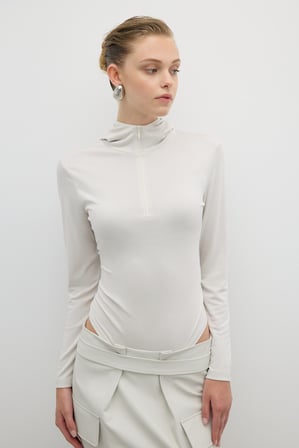 Yarım Fermuarlı Kapüşonlu Bodysuit Taş