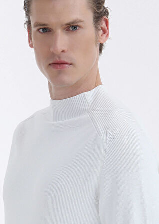 Ekru Yarım Balıkçı Yaka Jakarlı Triko Kazak