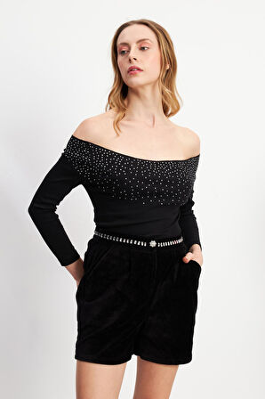 Önü Küçük Taşlı Siyah Uzun Kollu Omuz Açık Bluz