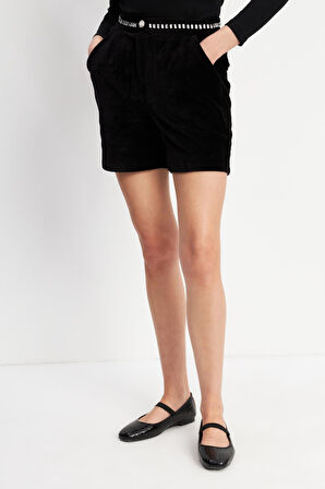 İki Cepli Beyaz Taş Detaylı Kadife Şort